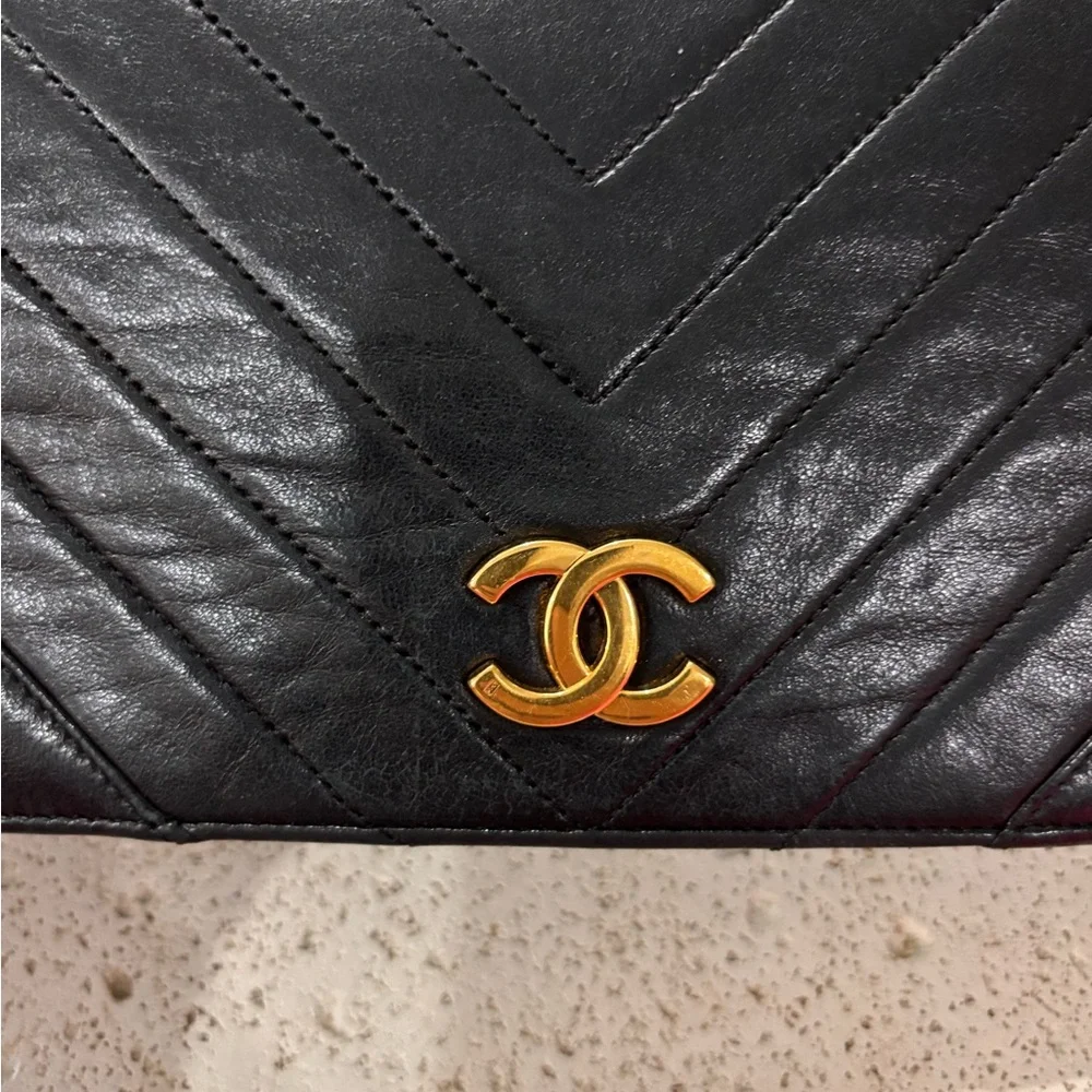 Authentic CHANEL black lambskin leather V stitch single flap 24k gold hardware